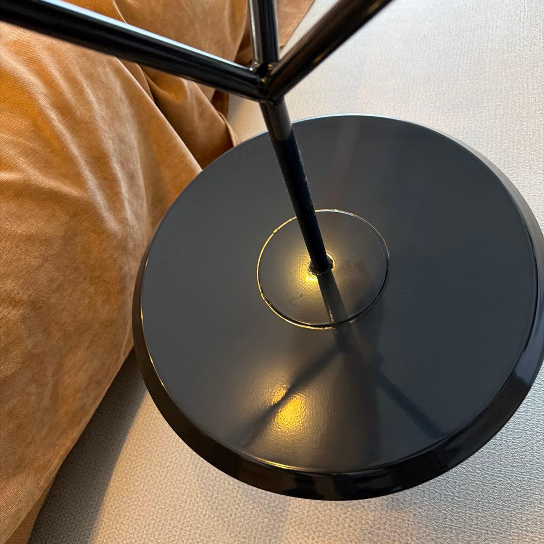 黒い円形金属サイドテーブル