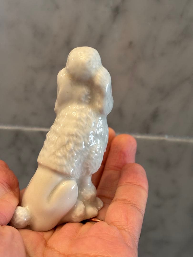 フランスヴィンテージ　手描きのつぶらな美しい瞳で雰囲気抜群の上品なプードル陶器