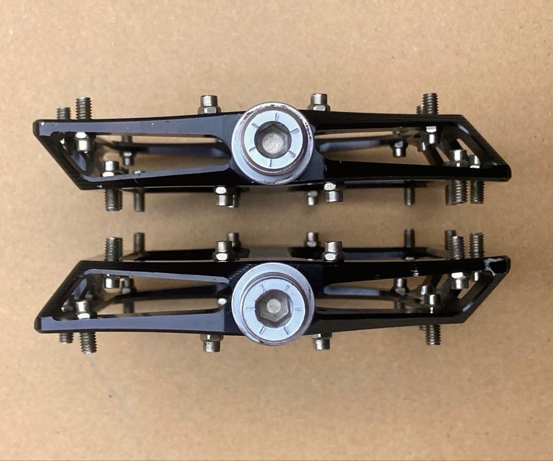 DMR VAULT フラットペダル / グロス ブラック