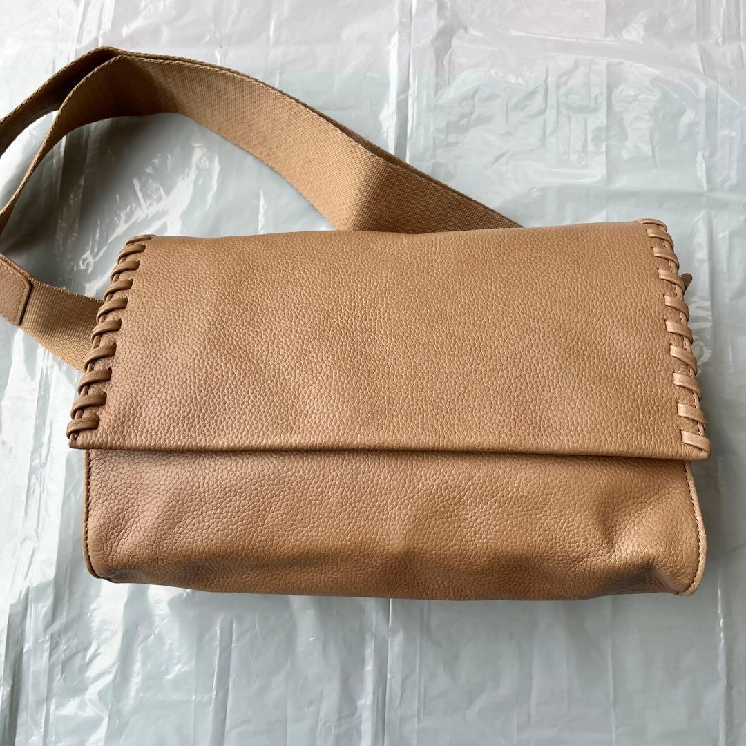 イアパピヨネ 柄ワイドテープショルダーバッグ 本革 ボディバッグ キャメル