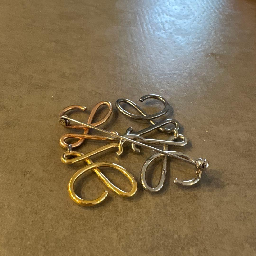 ロエベ　ブローチ　マルチカラー