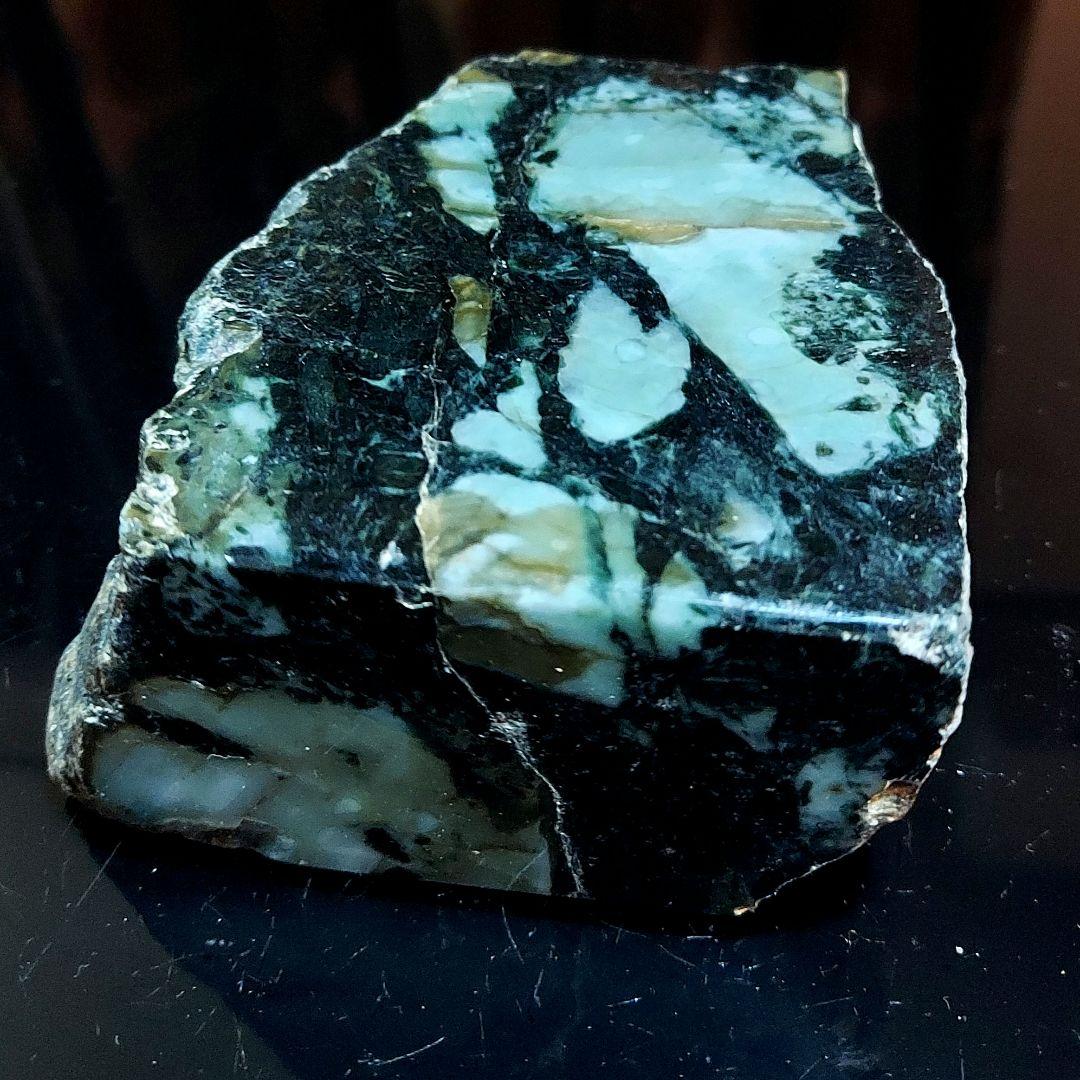 渋い模様がかっこいい大きく迫力のある JADEITE本翡翠 原石3面磨き492