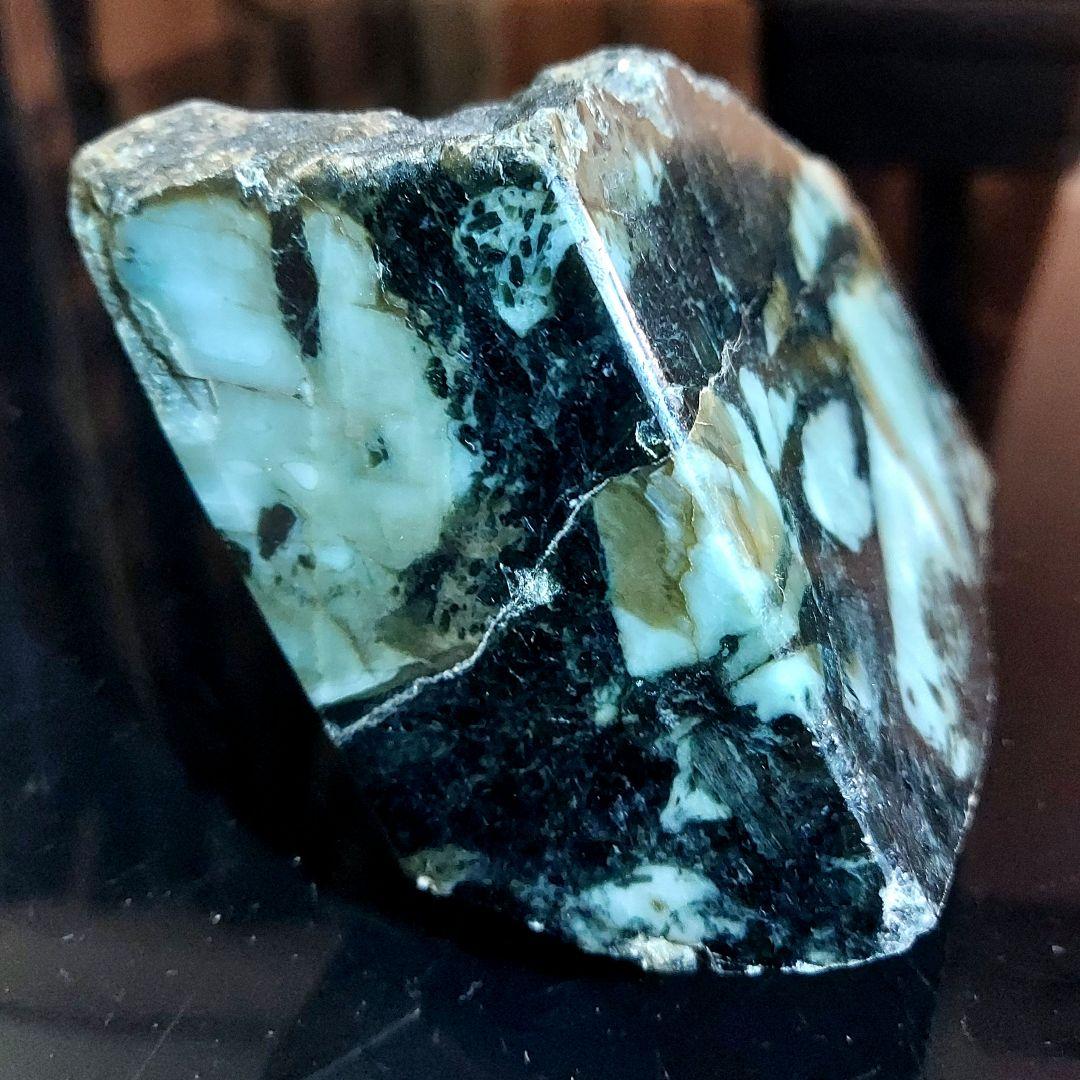 渋い模様がかっこいい大きく迫力のある JADEITE本翡翠 原石3面磨き492