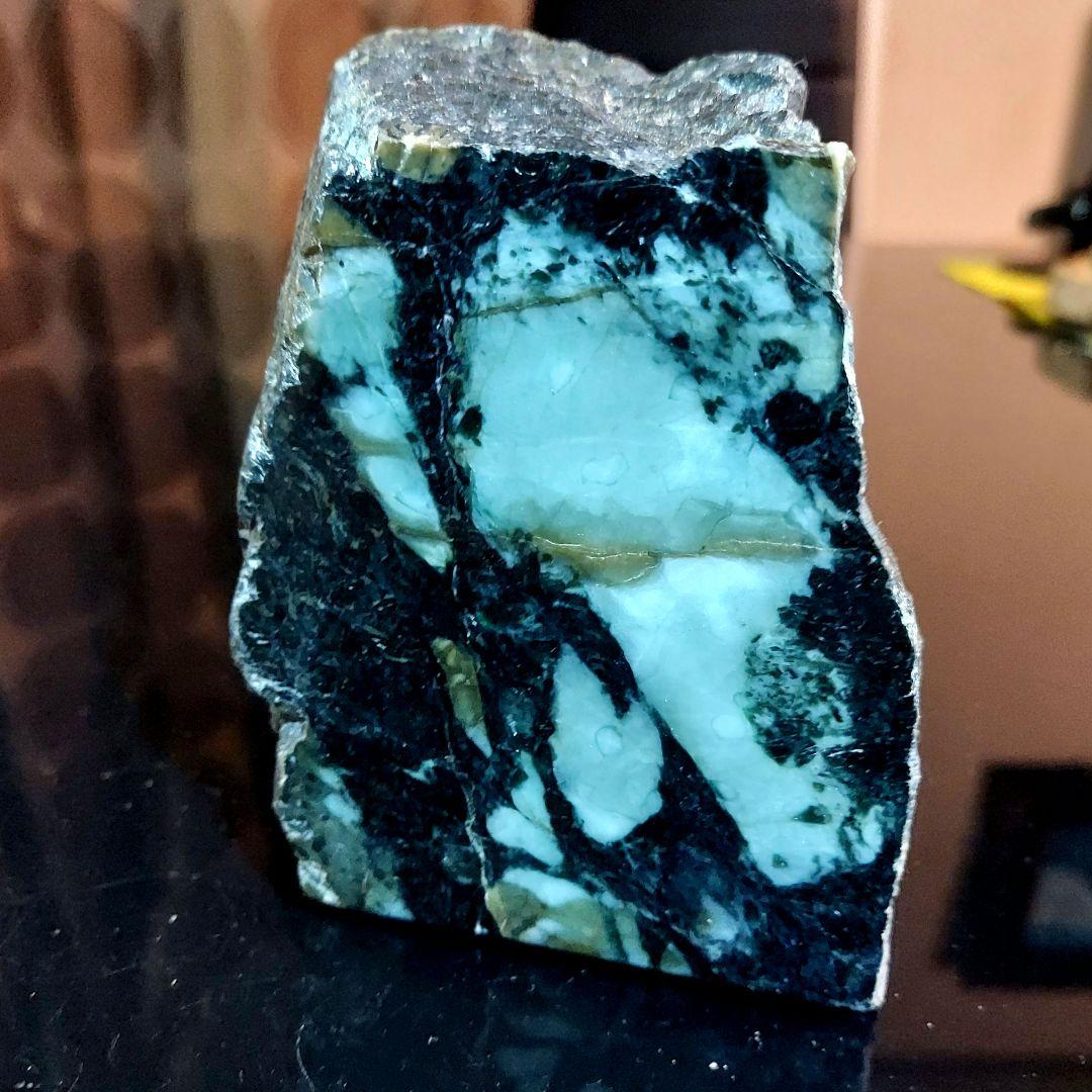 渋い模様がかっこいい大きく迫力のある JADEITE本翡翠 原石3面磨き492