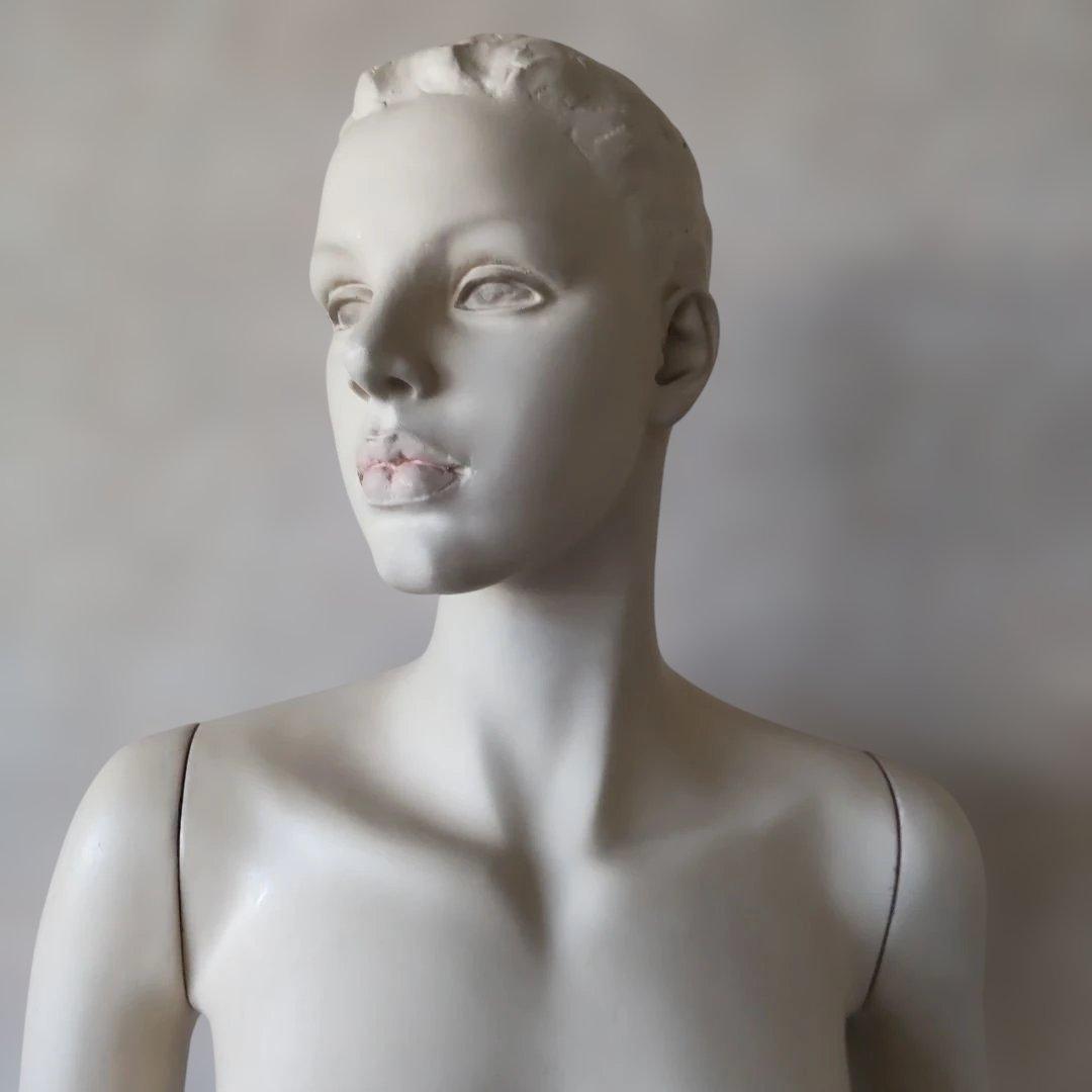 ②女性用ホワイトマネキン 立ちポーズ 黒ヒール付き 175cm