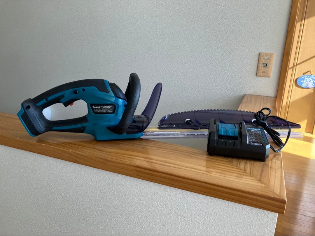 Makita MUH407D 芝刈り機 18V 充電器付き　バッテリーおまけ付き