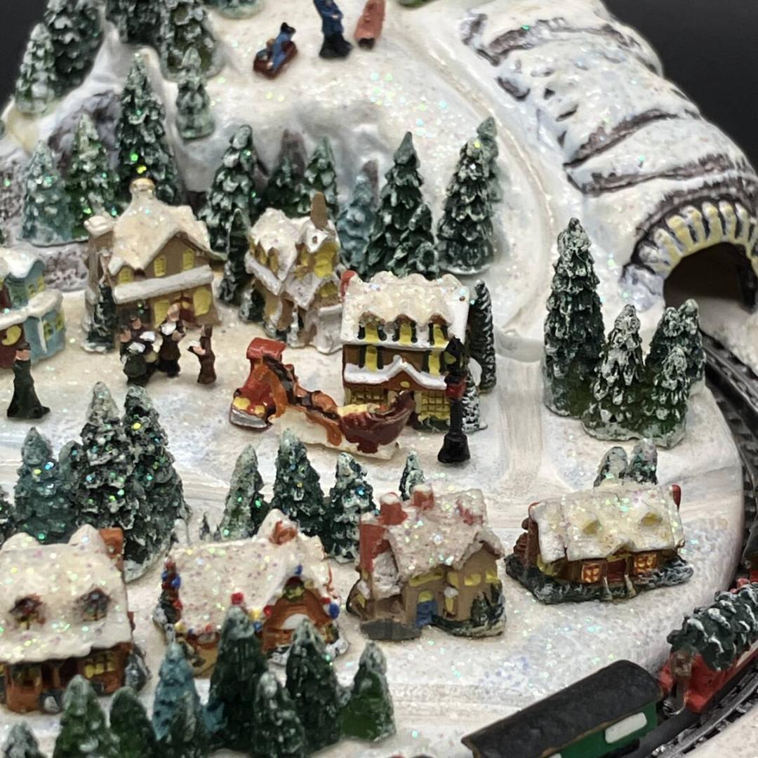 トーマスキンケード　田舎のクリスマス列車　ミニチュア　ジオラマ　クリスマス