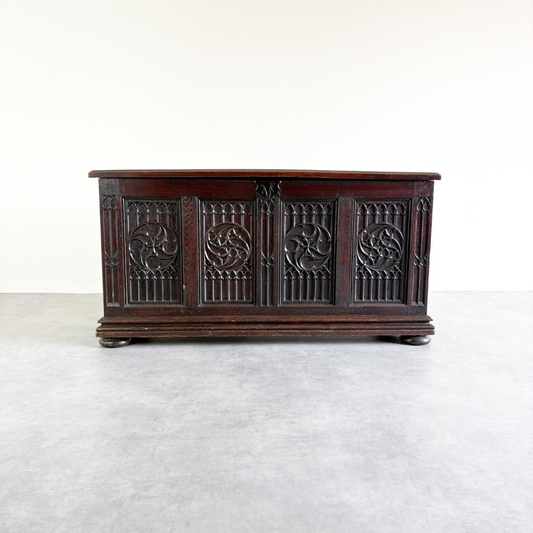 ゴシック様式　リネンフォールド　ブランケットボックス