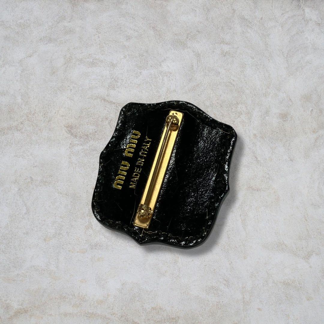 アクセサリー archive miumiu emblem brooch
