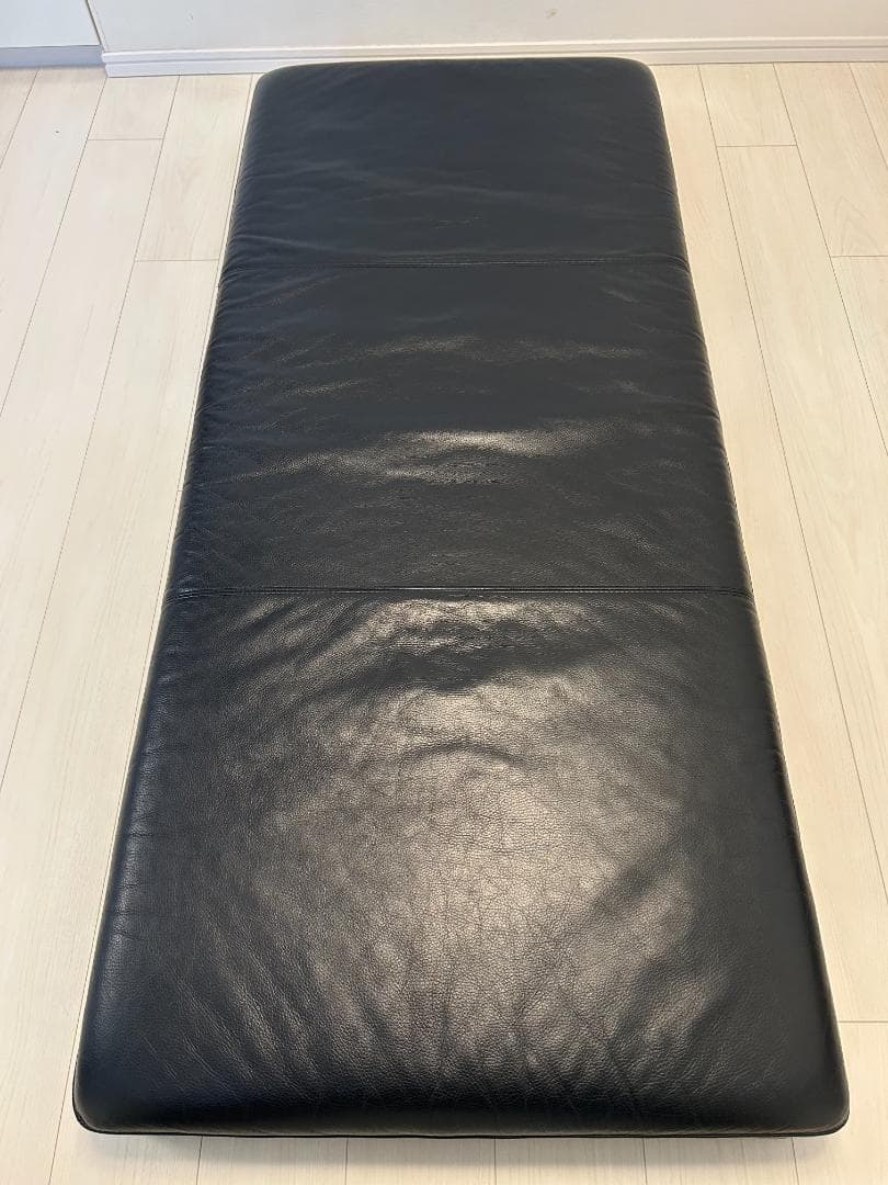 黒いレザーソファ