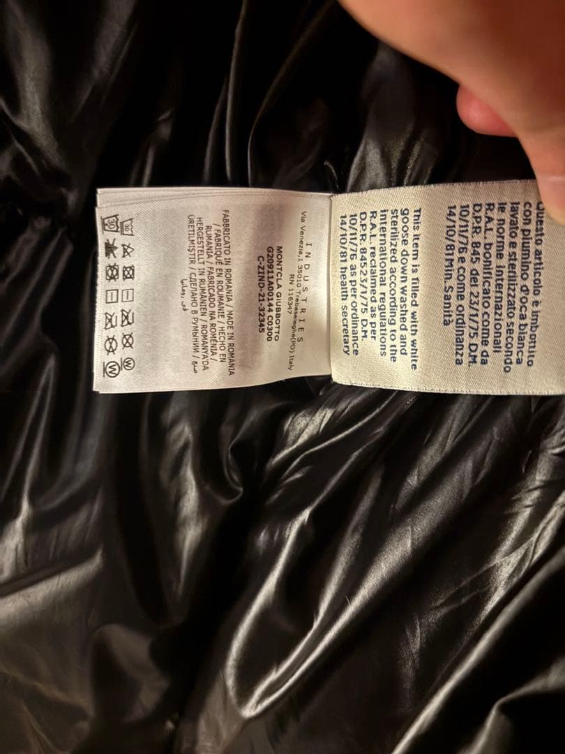 MONCLER ブラックダウンジャケット