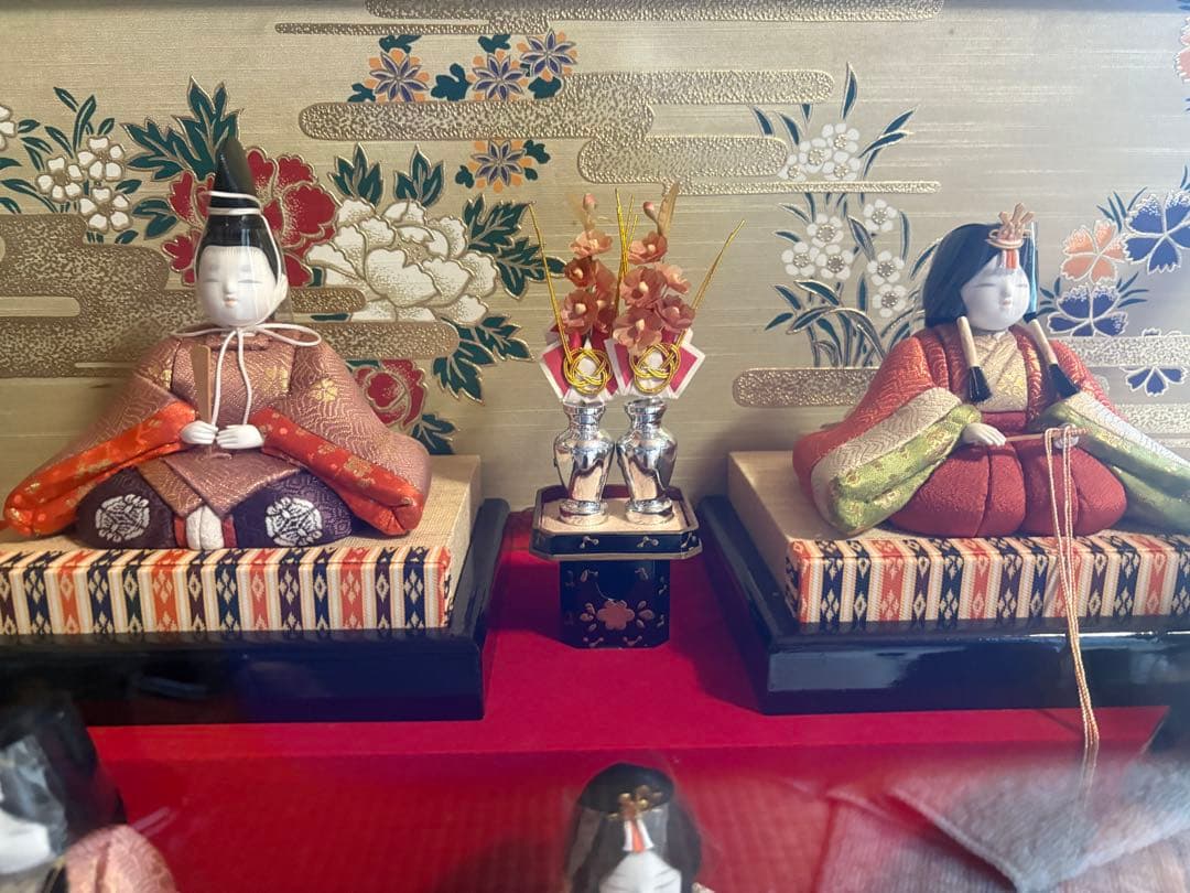 伝統的なひな人形セット ガラスケース付き