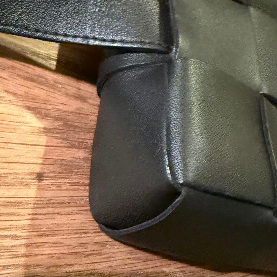 【美品】ボッテガべネタ　カセット　ブラックレザーボディバッグ