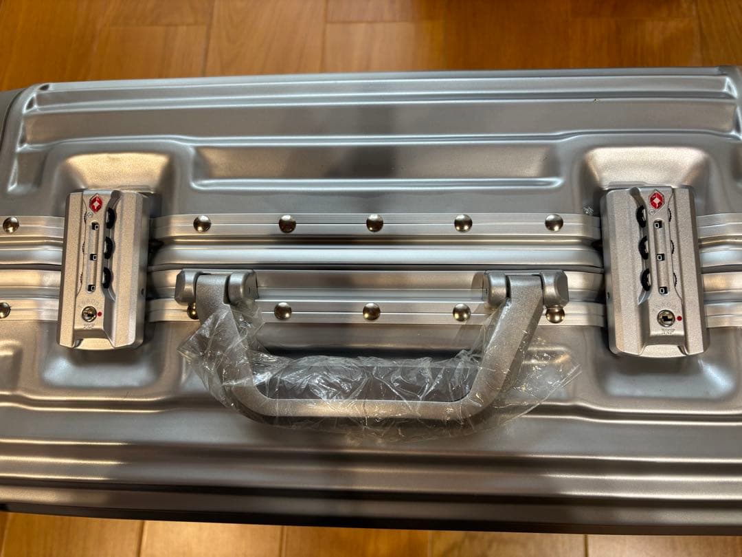 Travelhouse シルバー キャリーケース 中型