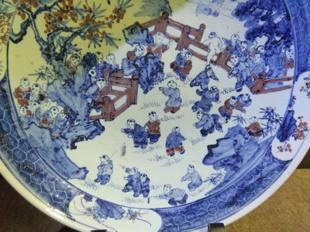 中国　大勢の遊ぶ唐人　唐子柄　重量感のある大きな古い大皿　裏印