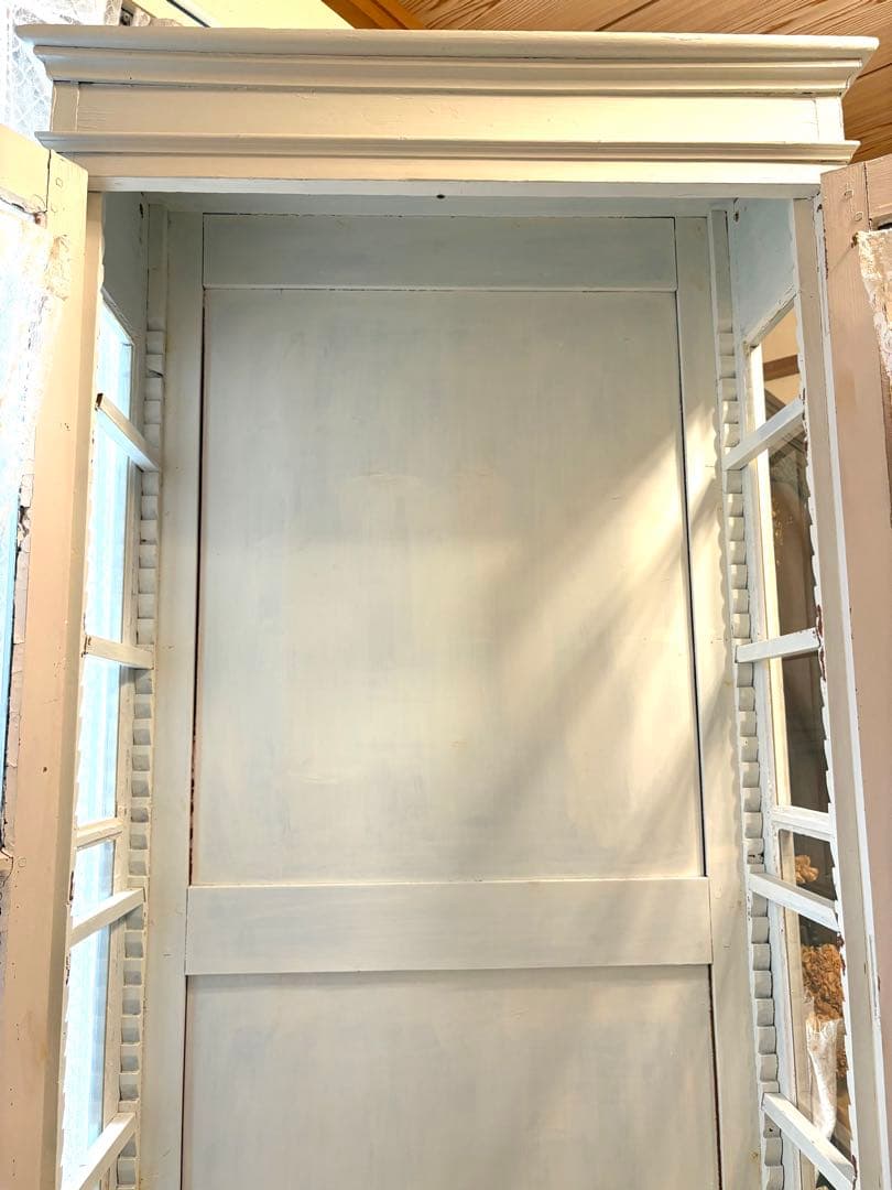 ♡フランスアンティーク　本棚　レース　ガラスキャビネット　ペディメント付　送料込