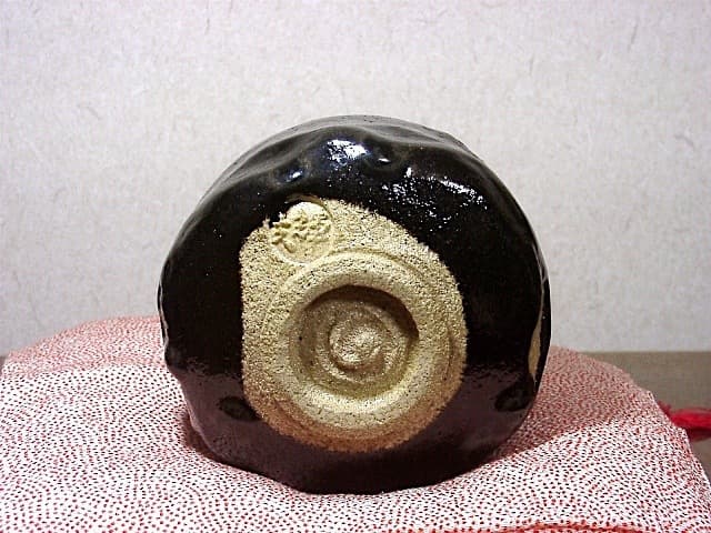 楽焼　大徳寺 大亀老師 銘：古里　陶工 佐々木輝夫 作　茶碗　共箱　無傷　保証。