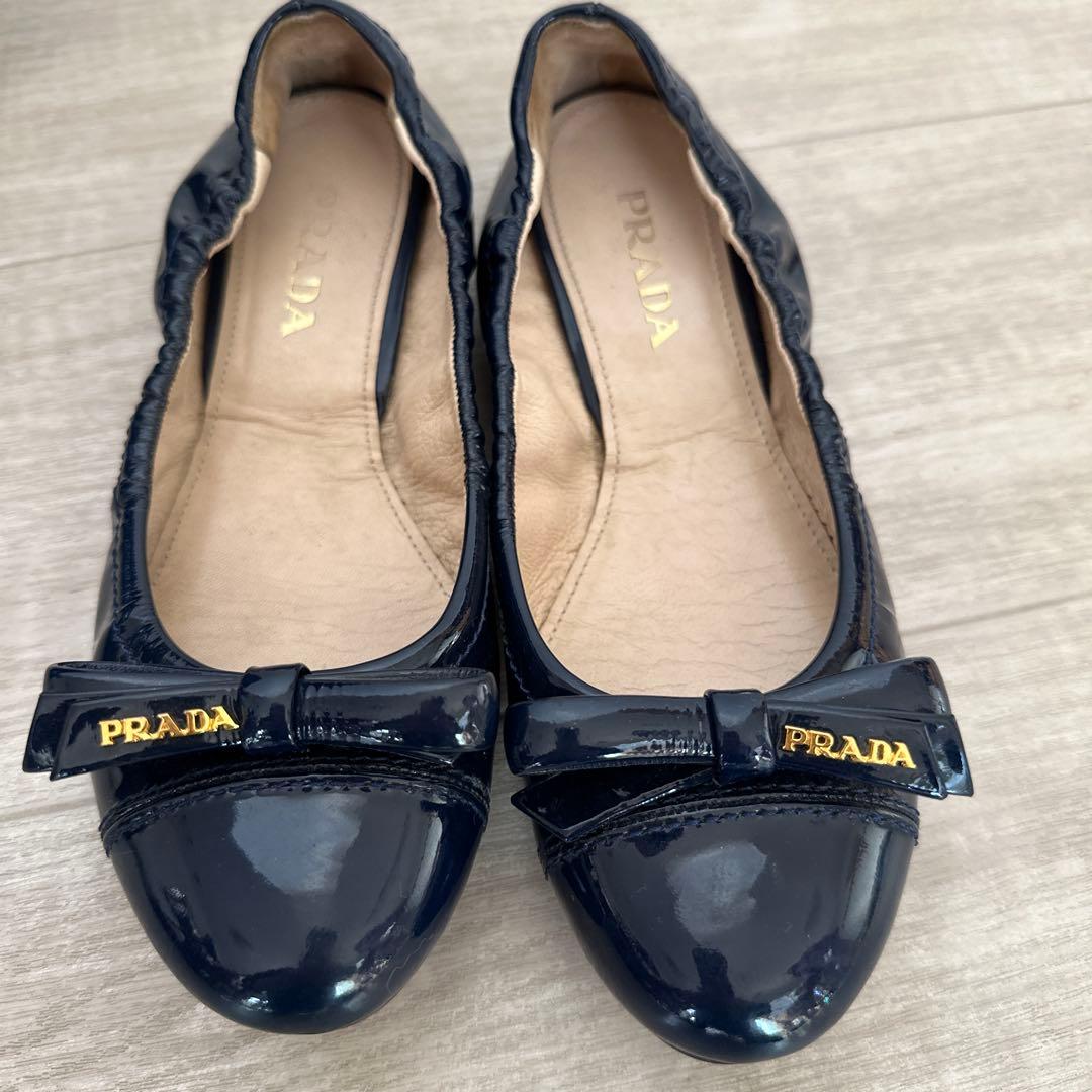 プラダバレエ型フラットシューズ リボン付き・パテント仕様