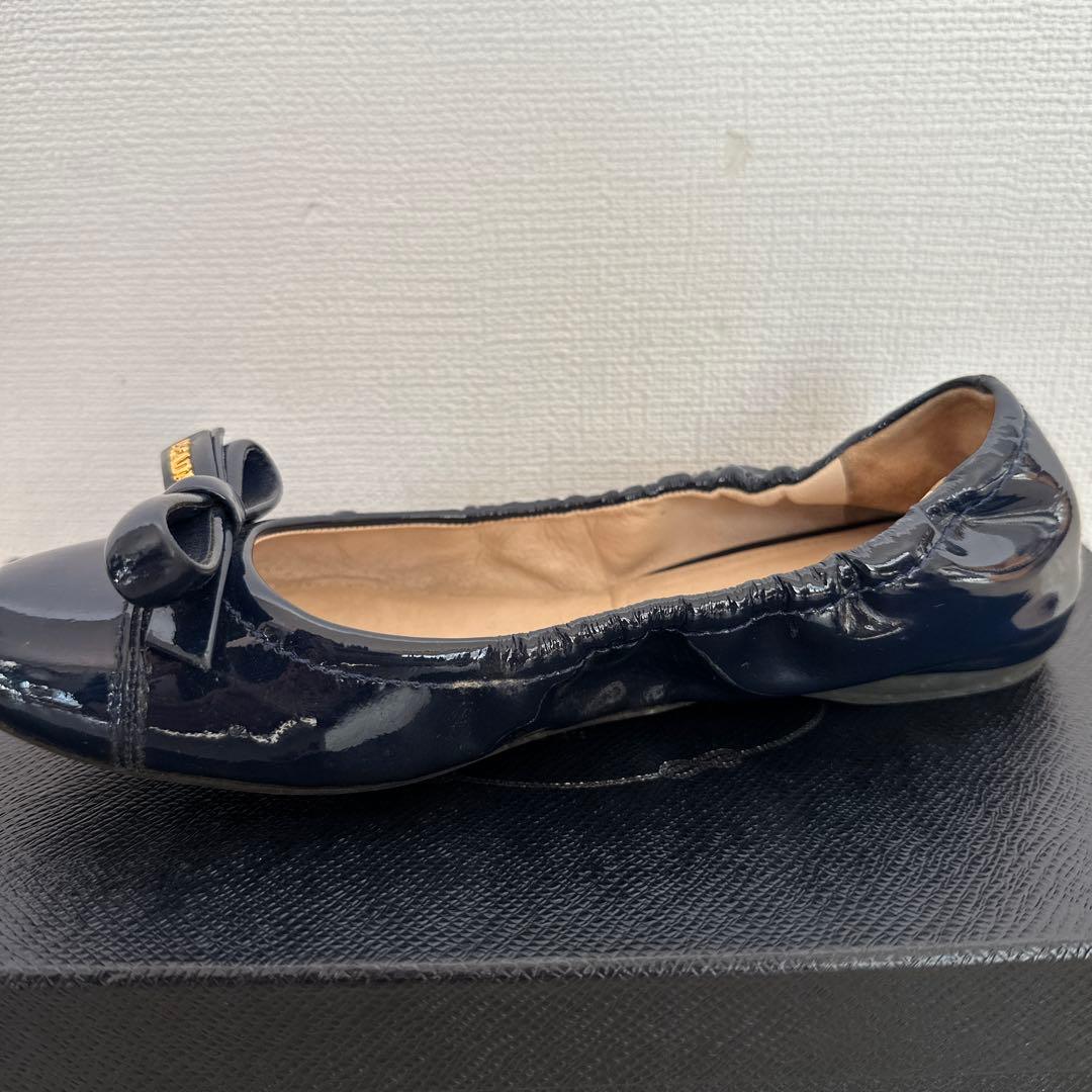 プラダバレエ型フラットシューズ リボン付き・パテント仕様