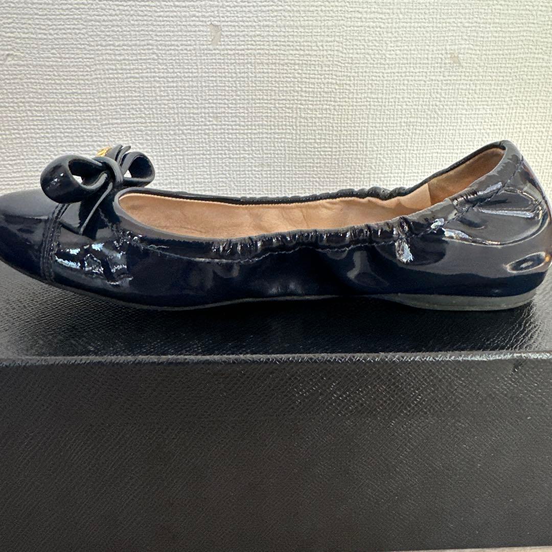 プラダバレエ型フラットシューズ リボン付き・パテント仕様