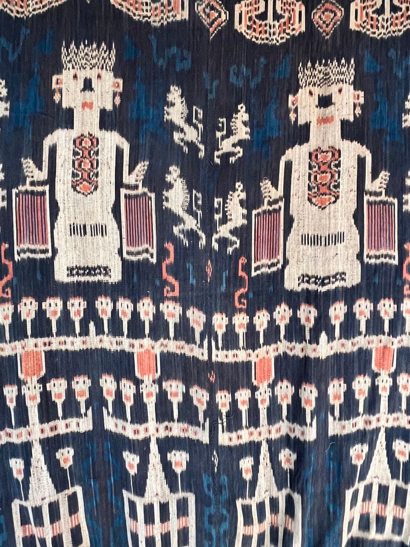 インドネシア／マラプ精霊の家に間借りを許された島民の精霊布／唯一無二のイカット