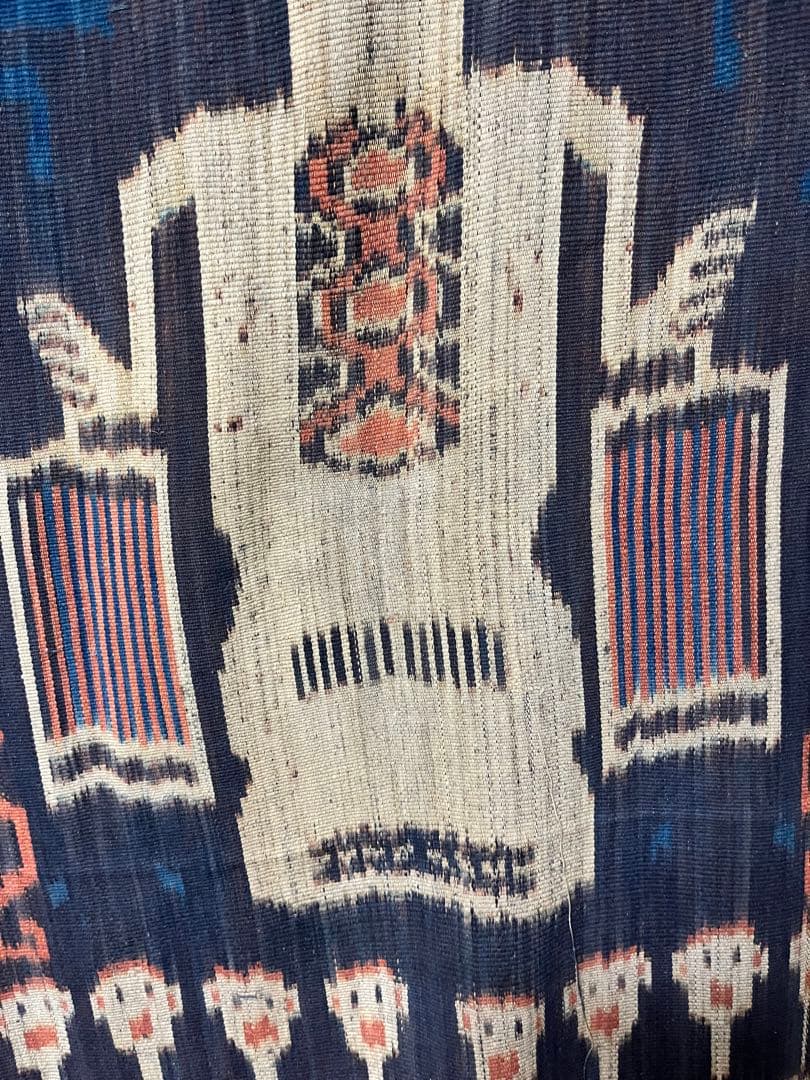 インドネシア／マラプ精霊の家に間借りを許された島民の精霊布／唯一無二のイカット