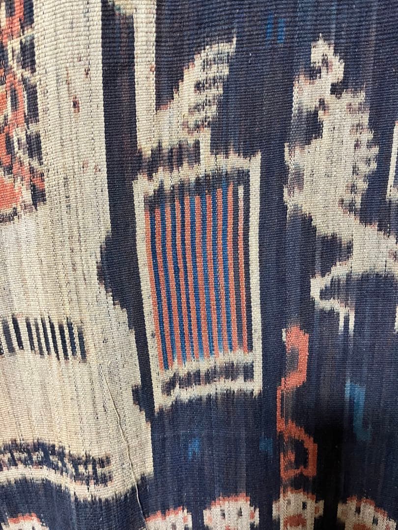 インドネシア／マラプ精霊の家に間借りを許された島民の精霊布／唯一無二のイカット