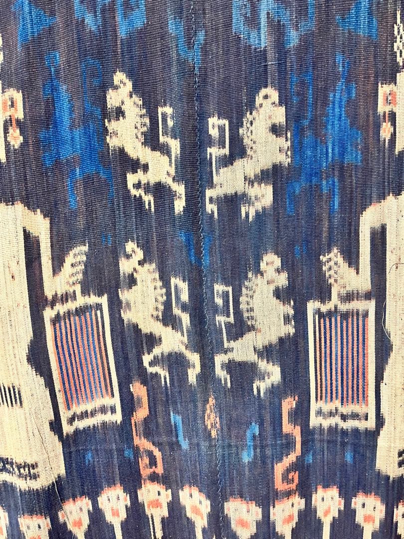 インドネシア／マラプ精霊の家に間借りを許された島民の精霊布／唯一無二のイカット