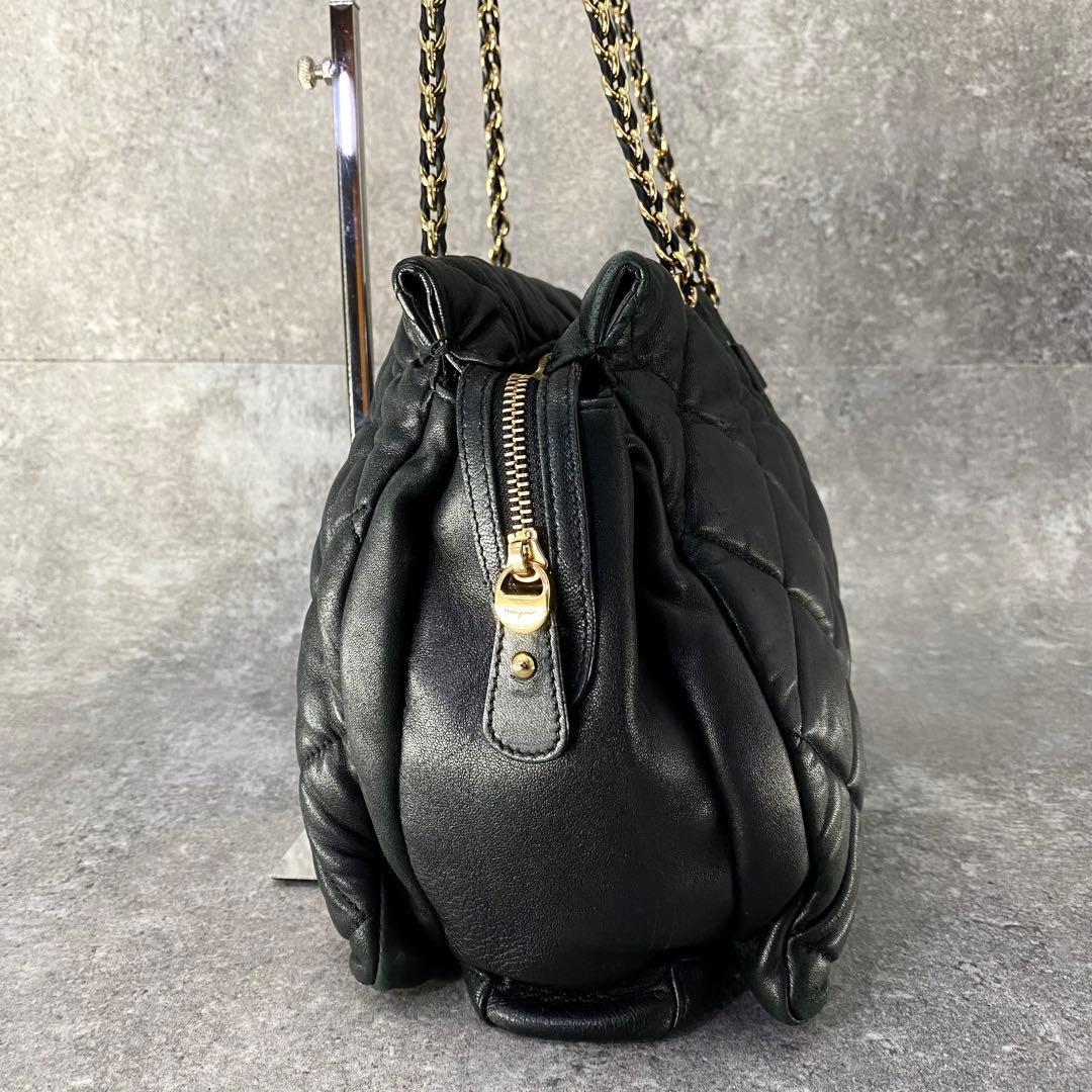 フェラガモ キルティングレザー 黒 チェーンショルダーバッグ マトラッセ ヴァラ