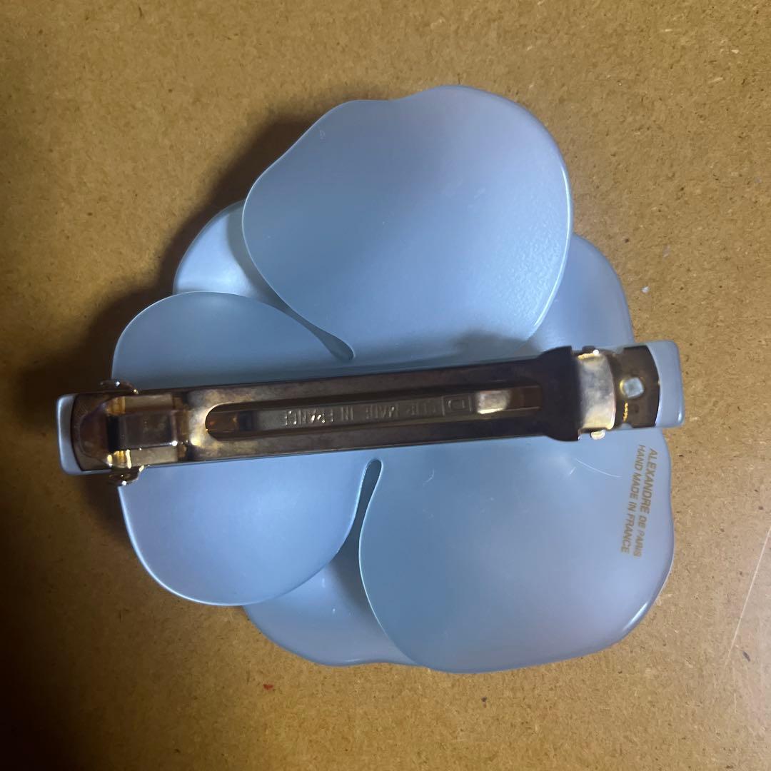 アレクサンドルドゥパリライトブルー 花型バレッタビジュー付き