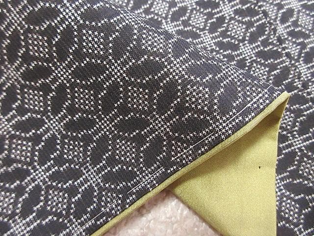 本場泥大島紬証明書：美品：七宝つなぎ模様：こげ茶：袷着物：しつけ糸：P33