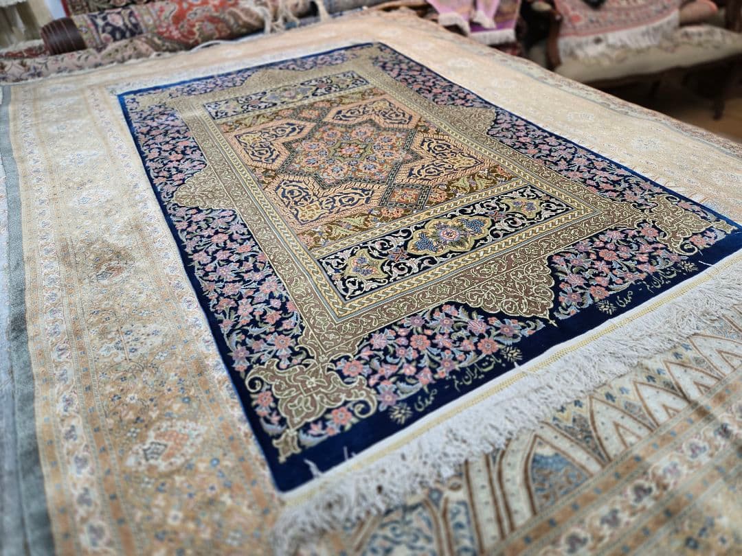 ペルシャ絨毯クム産サマディ工房 本物保証非常に綺麗な青色 サイズ121×78cm