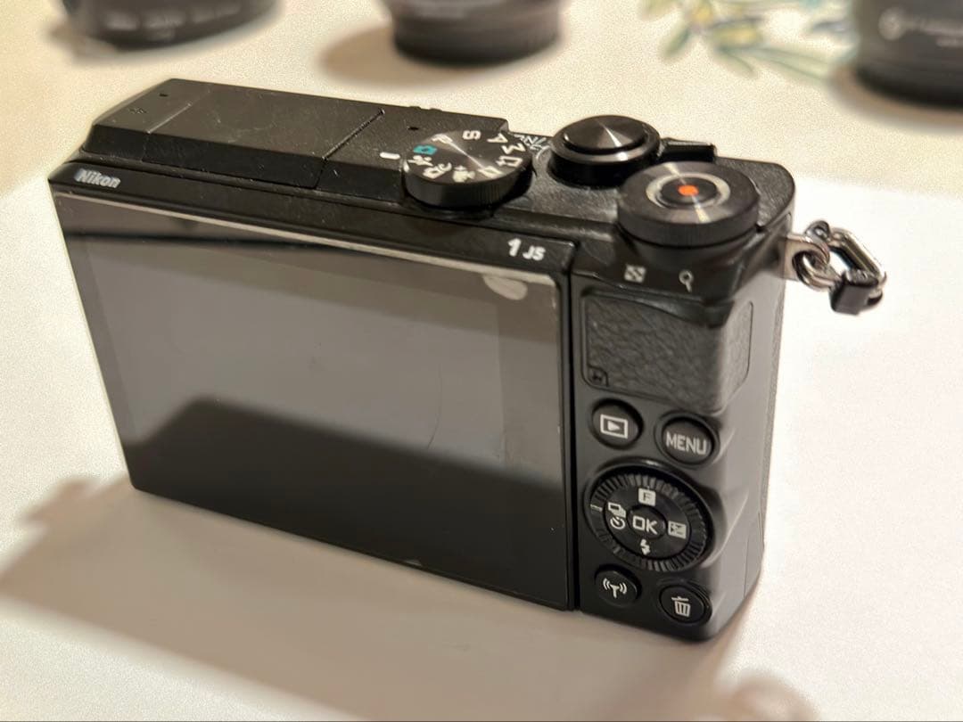 Nikon 1 J5 + 1 Nikkorレンズ3本+おまけ付き