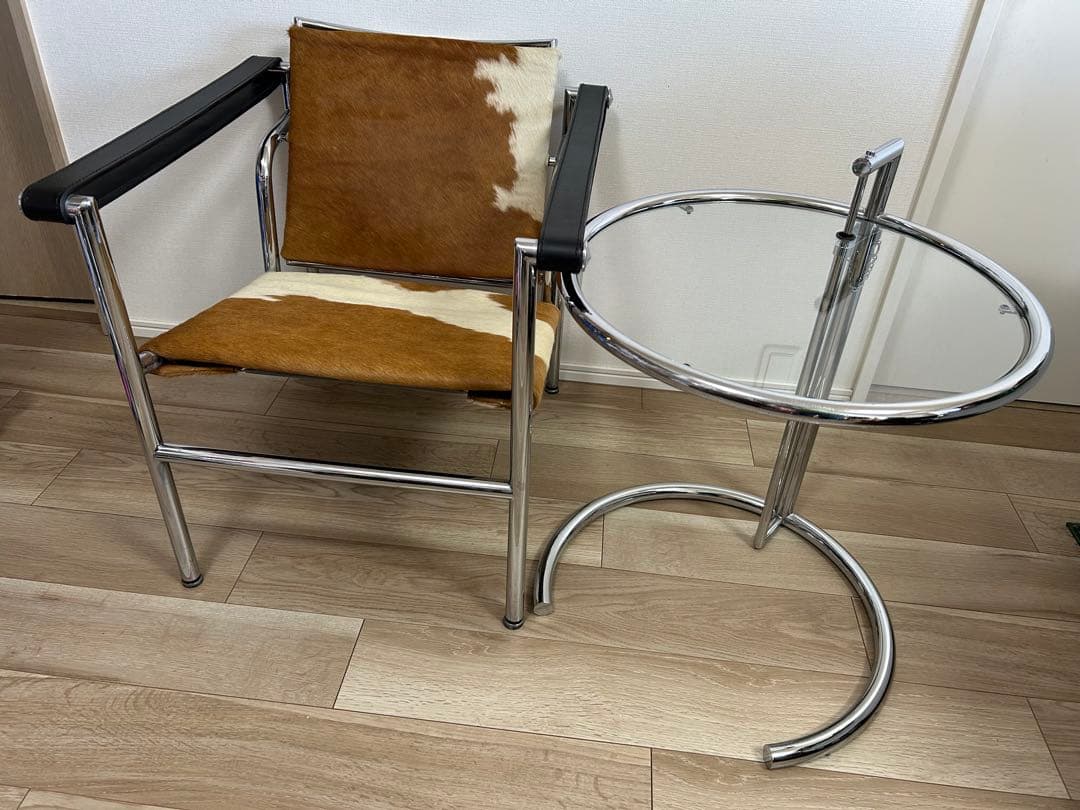 アイリーン・グレイ　アジャスタブルテーブル E.1027 プロダクト品