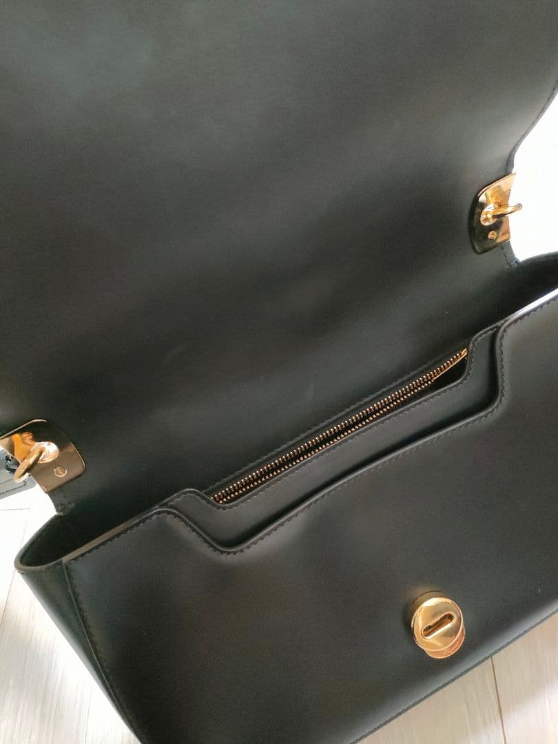 フェラガモ　ヴァラ　アンナ　ショルダーバッグ