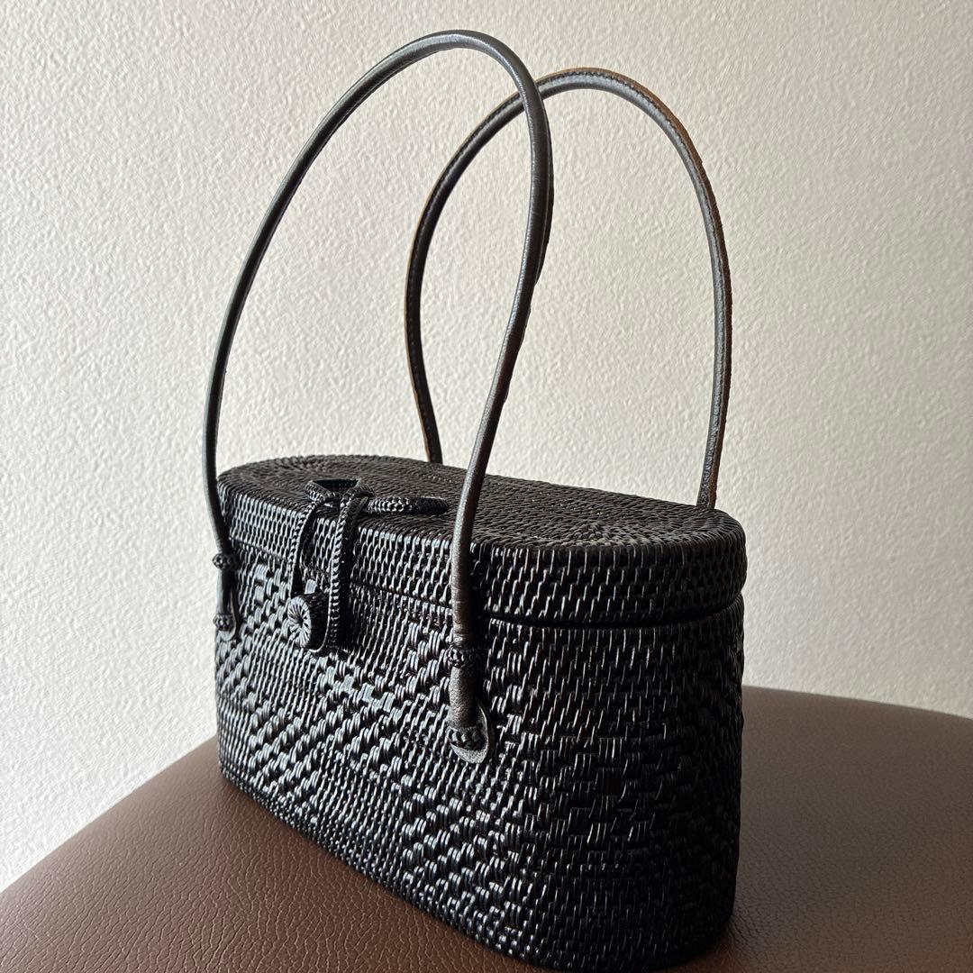 和装にも　籐と革　黒の蓋付きかごバッグ 中小型　アタバッグ