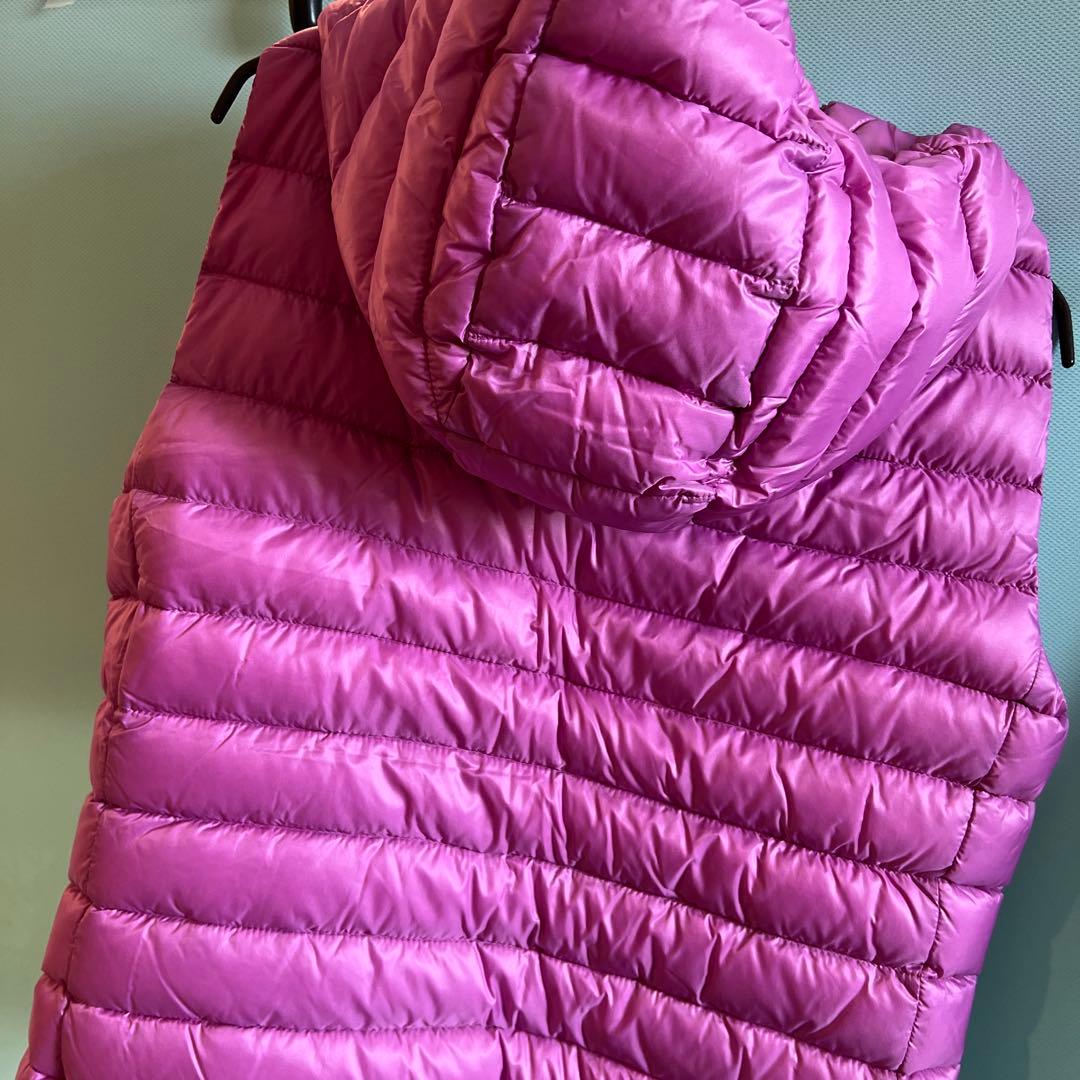 ダウンベスト色は落ち着くピンク 今年の冬は暖かく 袖がない分動きやすいですよ