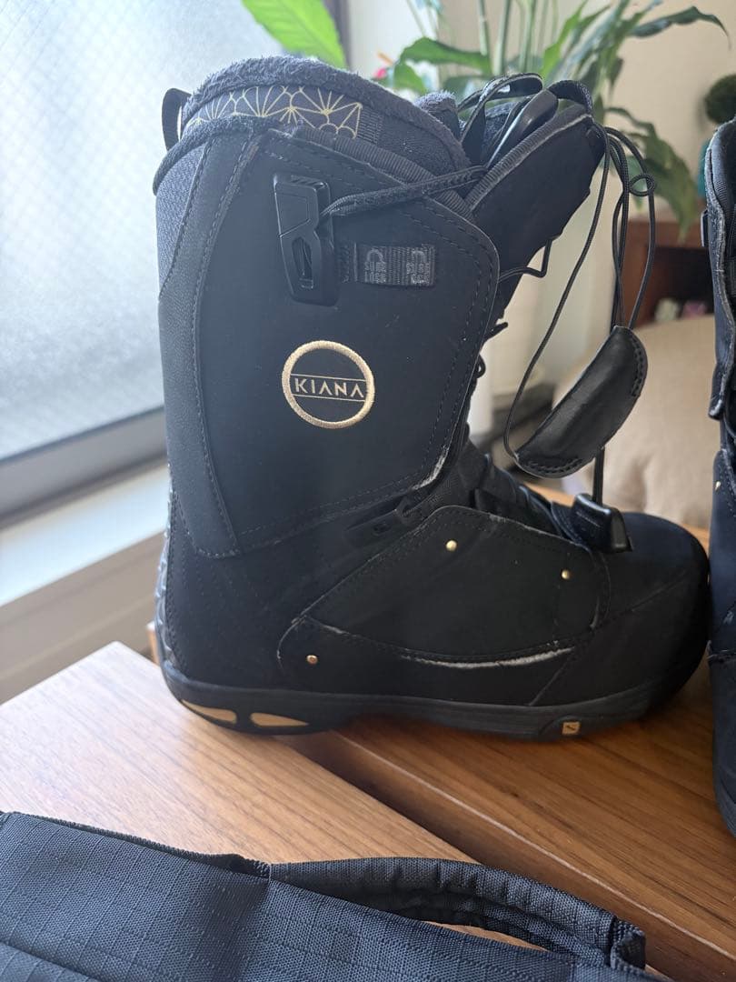 Salomon Kiana ブラック スノーボードブーツ　バッグ付き！