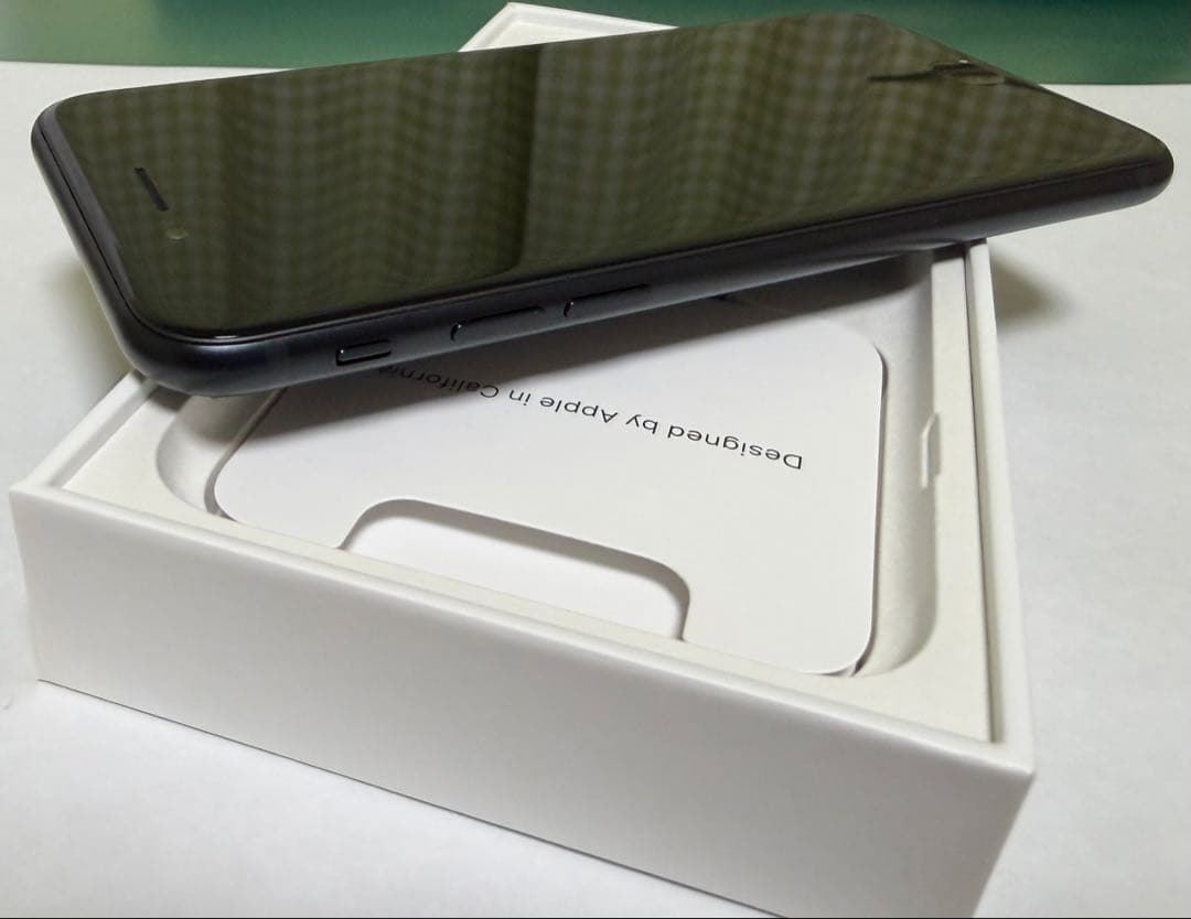 【美品】iPhoneSE（第３世代） 64GB