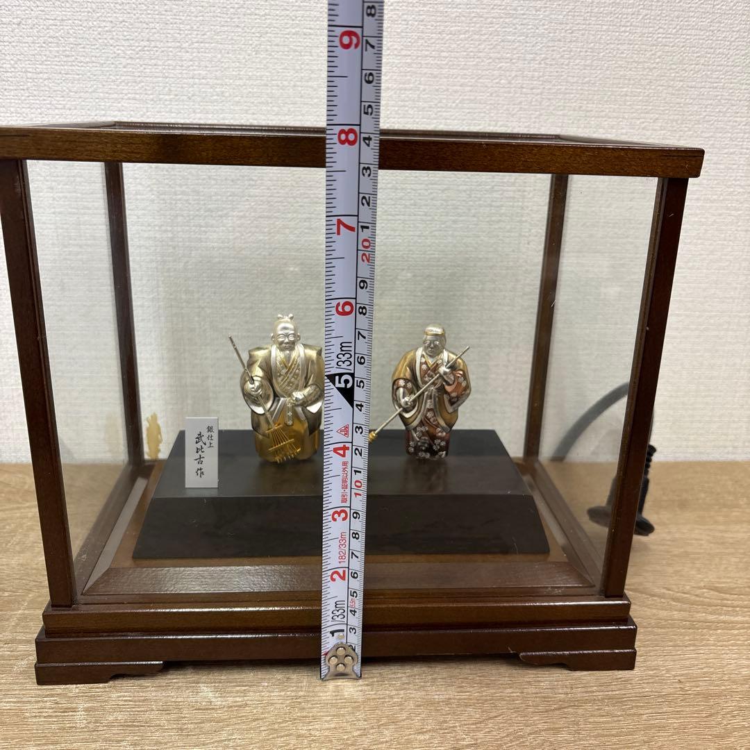 武比古作　彩色彫金高砂人形 銀仕上 金属製 高砂 ガラスケース 置物 オブジェ