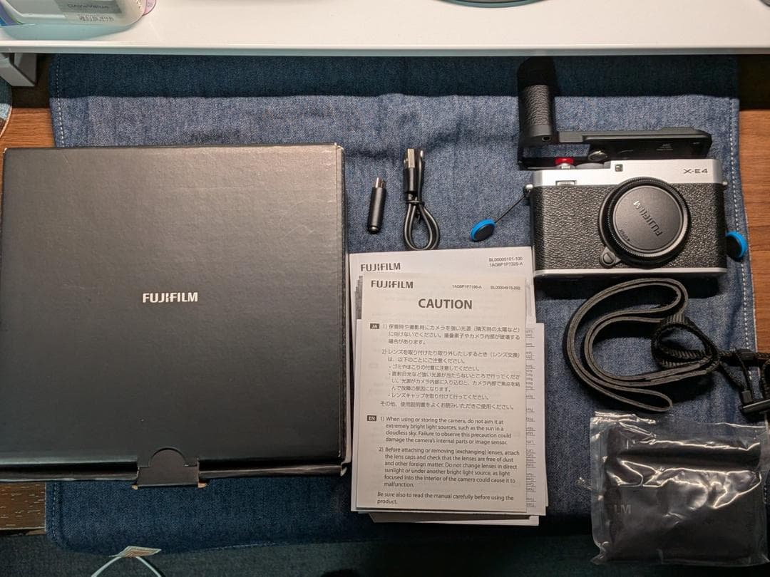 美品 FUJIFILM X-E4 ボディ シルバー（アクセサリー付属）