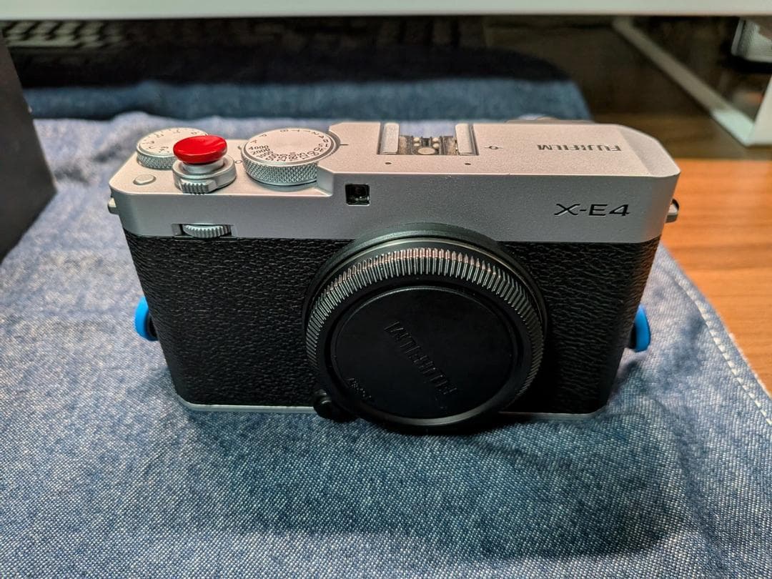 美品 FUJIFILM X-E4 ボディ シルバー（アクセサリー付属）