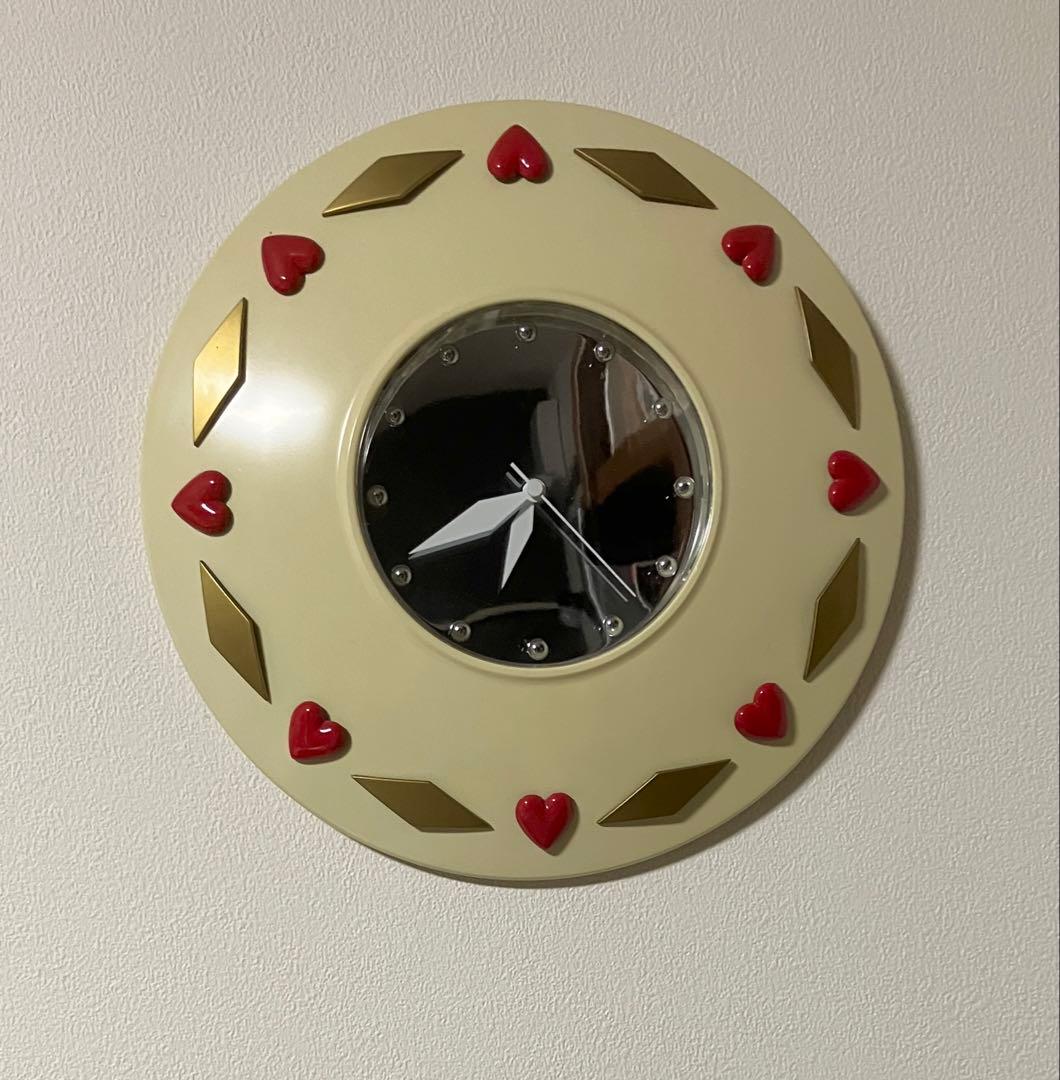 愛らしく不思議な魅力を醸しだすアートな壁掛け時計