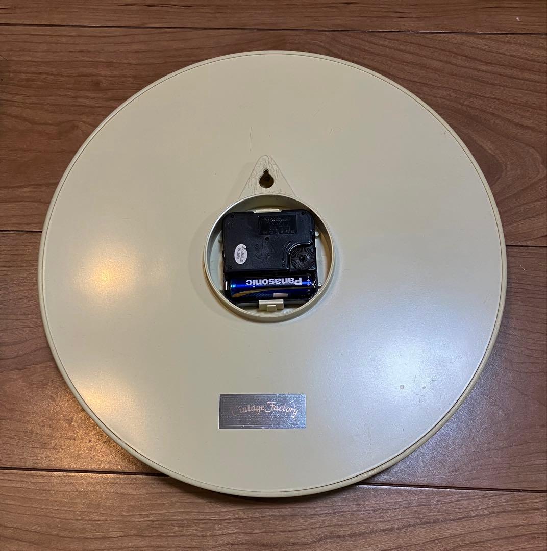 愛らしく不思議な魅力を醸しだすアートな壁掛け時計