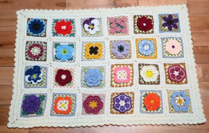 手編み　ブランケット　マルチカバー　立体花柄モチーフ編み