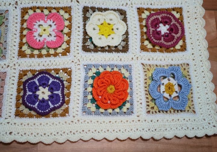 手編み　ブランケット　マルチカバー　立体花柄モチーフ編み