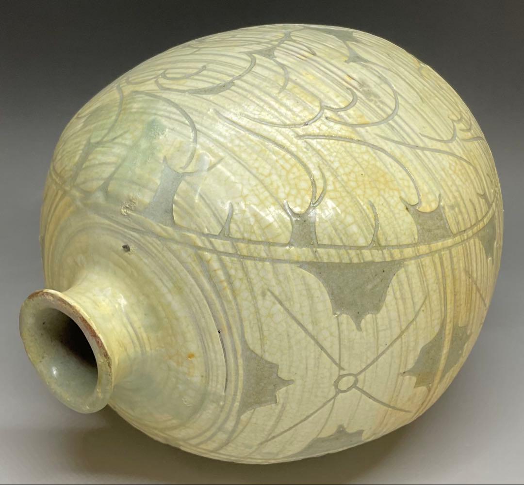 李朝　粉青沙器　扁壺　牡丹文　y023