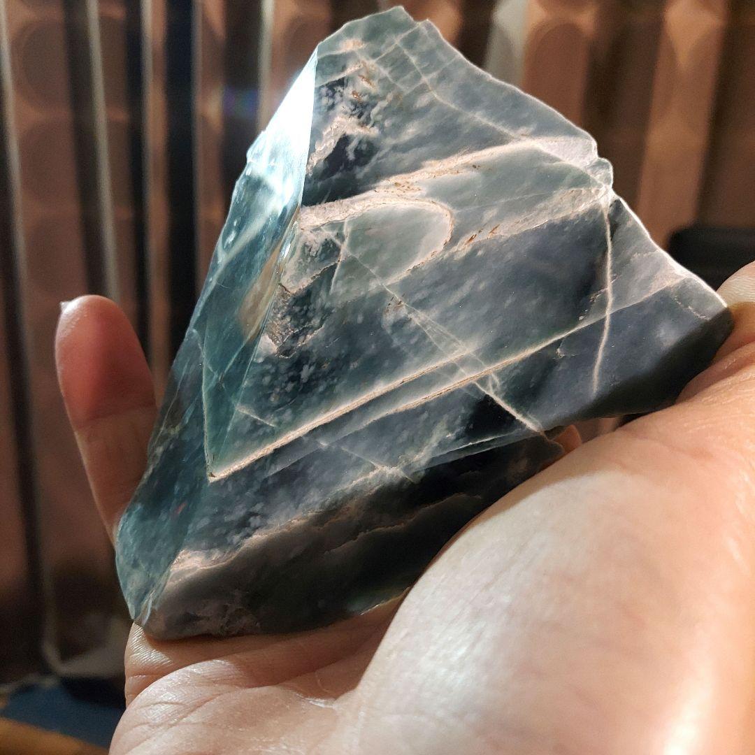 希少！独特のブルーグリーンが綺麗な グアテマラ翡翠 原石 ほぼ全面磨き 526