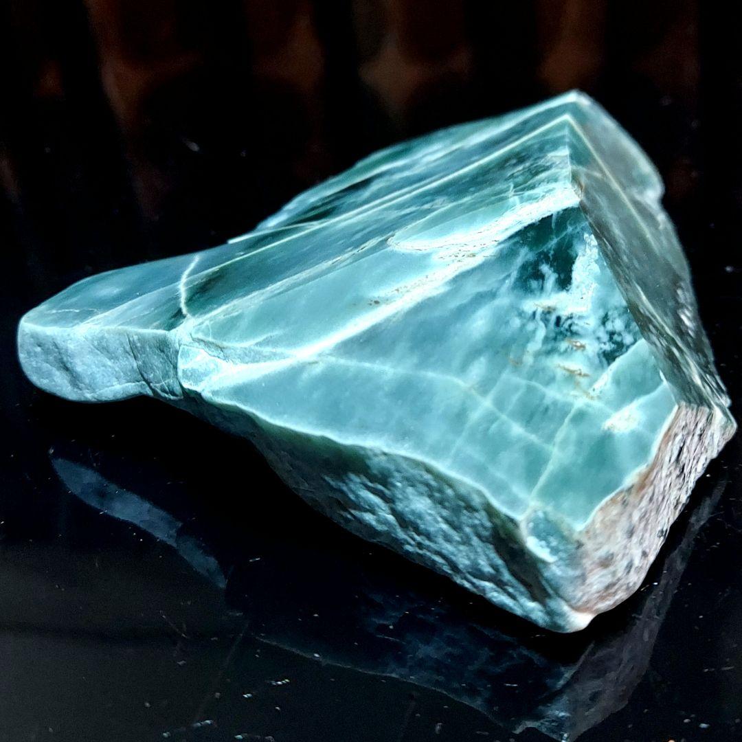 希少！独特のブルーグリーンが綺麗な グアテマラ翡翠 原石 ほぼ全面磨き 526