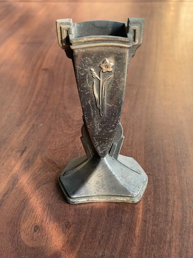 金属製のアンティークレトロな花器